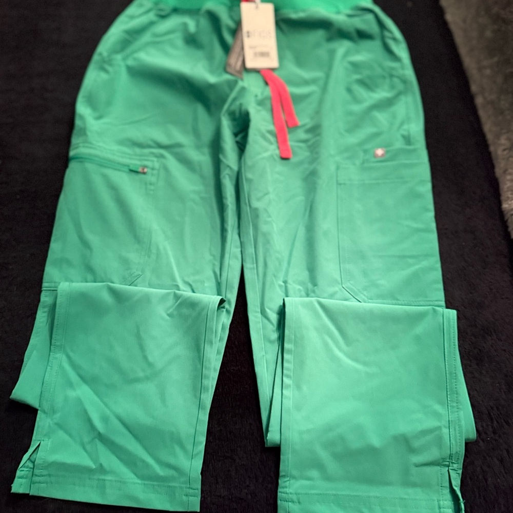Figs Yolo skinny cargo scrub pants. Surgical Green. New with tags